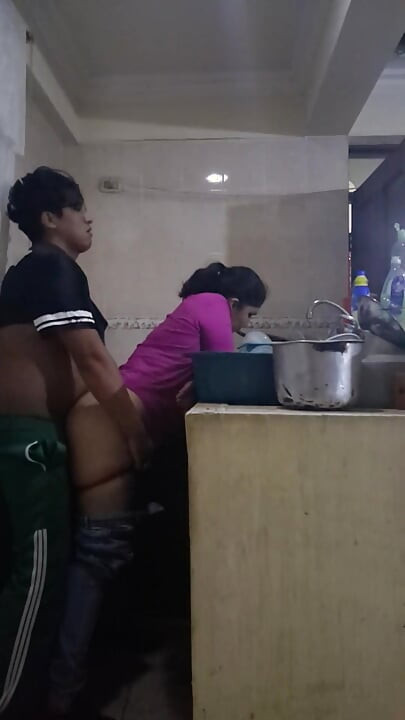 Çalışan kirli bulaşıkları yıkarken sikişiyor ve emiyor