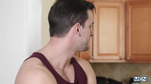 Erkekler - parçalanmış aygır Alex Mecum heteroseksüel eğitmeni Phenix Saint tarafından buharlı bir yarakla sikiliyor