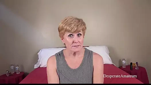 Çaresiz amatörler oyuncu seçmeleri - Emma, Bratty Alen ve Crimson büyük orta yaşlı seksi kadın göğüslerini oynatıyor