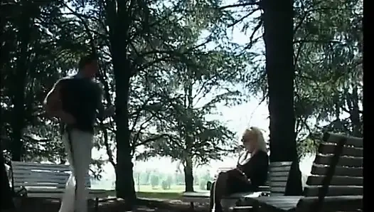 Olgun sürtük kanepede nasıl sikişilir biliyor