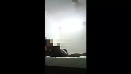 Arkadaşlarımın kız kardeşini sikmek ve o bundan hoşlanmıyor.