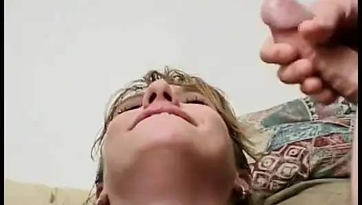 Azgın döl sürtük iki büyük yarağı okşuyor ve emmeyi seviyor (videoda müzikten başka ses yok)