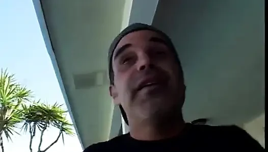 Komşu genç zenci kız adamın üstünde ve yaşlı yarağına biniyor