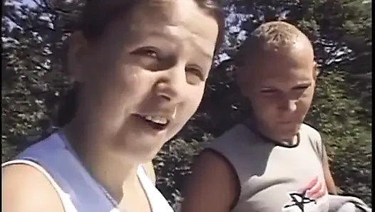 Biseksüel üçlü seks için açık havada sikiş ve takma yarak