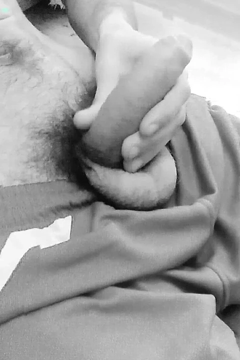 Güzel vücutlu klasik porno adam mükemmel yarağına mastürbasyon yapıyor ve büyük bir boşalma tükürüyor
