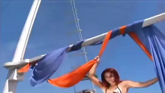 Agatha her zaman bir yelkenlide sikilmek isterdi ve bu onun şansıydı.