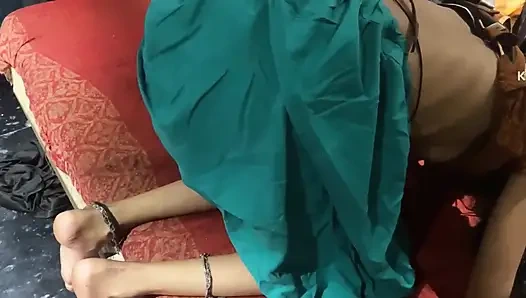 Hintli üniversiteli kızlar azgın amcıklarını ıslatmayı ve sert sert sikiş erkek arkadaşlarını seviyor