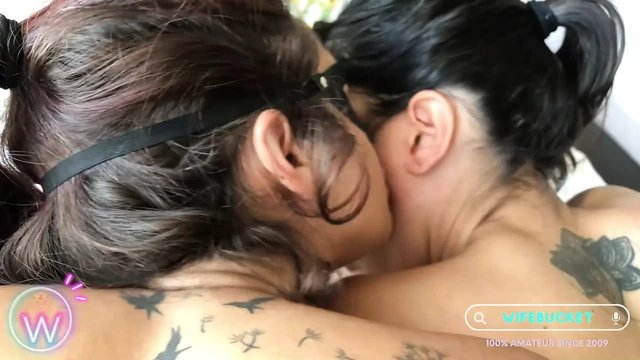 Adam üçlü sekste iki ateşli kızı tatmin etmek için elinden geleni yapıyor