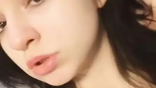 Çıplak, güzel, nazik ev yapımı striptiz. yakın çekim