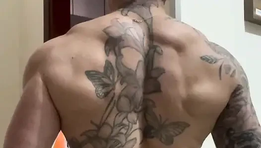 Gel bu dövmeli kaslı anneye hayran kal