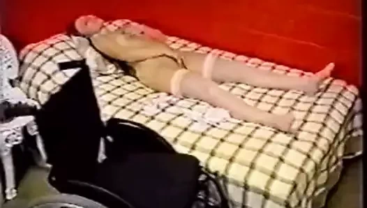 genç belden aşağısı felçli kız okşama ve mastürbasyon