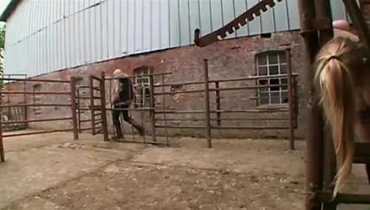 Bağlı Sarışın Yoğun BDSM Üçlü Sekse Boyun Eğiyor