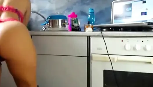 Mutfakta büyük fantezilerini keşfediyor | Cızırtılı bir twerk
