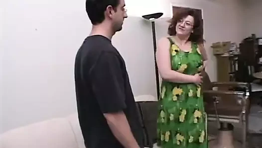 Büyük götlü olgun sevgilisinin yarağını boşaltıyor ve üstüne çıkıyor