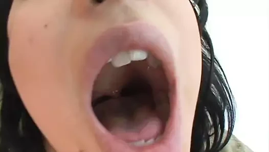 Esmer güzellik mutfak masasında azgın adamla değirmencinin makarasını dans ediyor