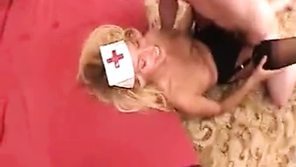 sarışın hemşire dedeler ile grup seks var