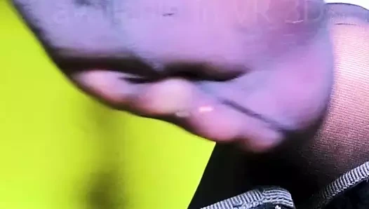 Kız siyah cilalı naylon ayakkabılarıyla oynuyor