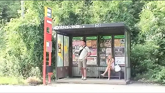 Büyük memeli sarışın kız iş başında... Açık havada seks