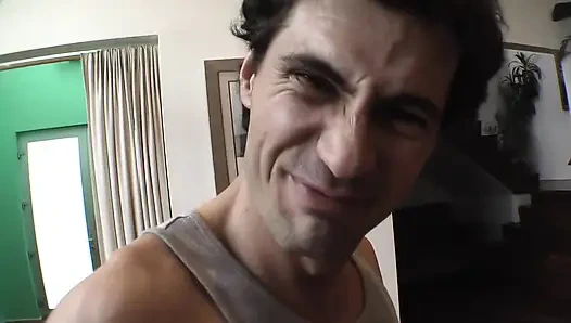 Tatlı Asyalı kız iki aç yarakla sikiliyor