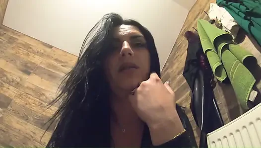 Banyo tuvaleti fetişi. Lace robe edepsiz konuşma ve parlak elbise çiş yakın çekim