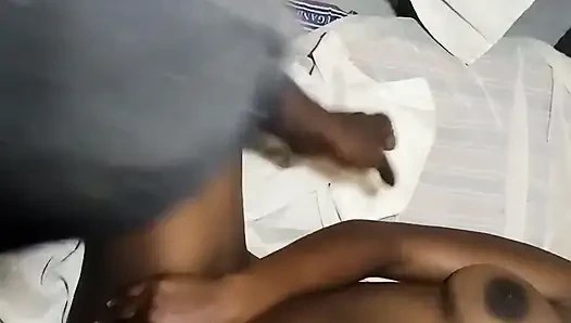 Siyah büyük memeli kız erkek arkadaşına misyoner seks yaparken üvey erkek kardeşi izliyor