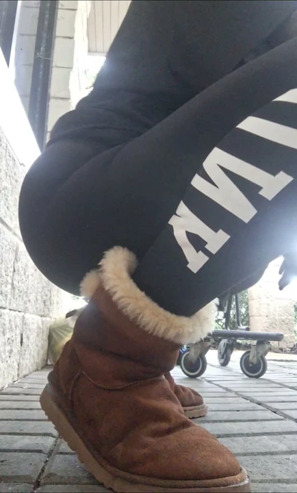 Bu kıçın günahkâr bir ritimle ve kirli niyetlerle zıpladığını izle. Seni baştan çıkaracak kadar tatlı, seni takıntılı hale getirecek kadar şeytani.