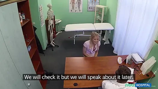 Fake hospital - tombul götlü tombul sarışın zevk için doktorun yaramaz teklifini alıyor