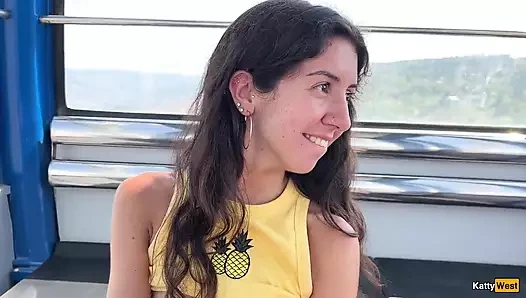 Güzellik eğlence parkında dönme dolabın üzerinde yarak emiyor