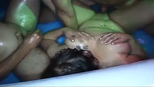 Vahşi grup grup sekste sırılsıklam olgun kızlar frenzy'i parmaklıyor