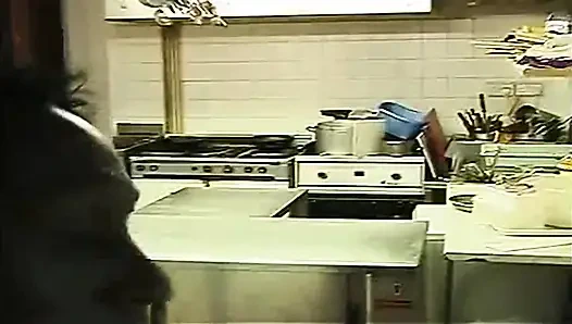 Büyük Omar'ın İngiliz maceraları: sert yaraklı kafe (2003)