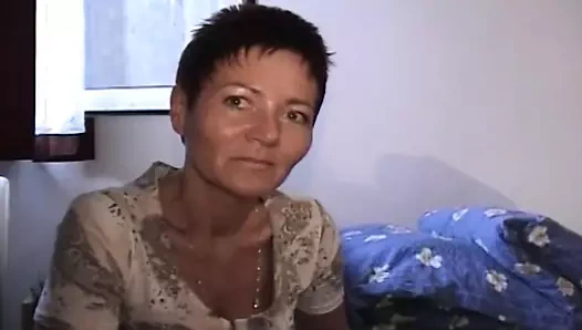 Kısa saçlı Alman bayan bir yapay penis ile kıllı beceriksizlik hoş