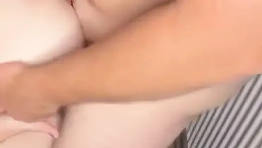 Kovboy kızı ters çevirmek için kocasını emiyor ve sonra göğüslerimin her yerine geliyor