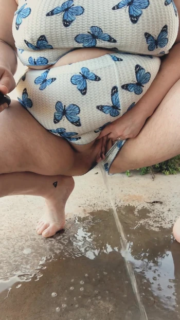 Симпатичная пухлая домохозяйка решает быть шаловливой и писает на улице