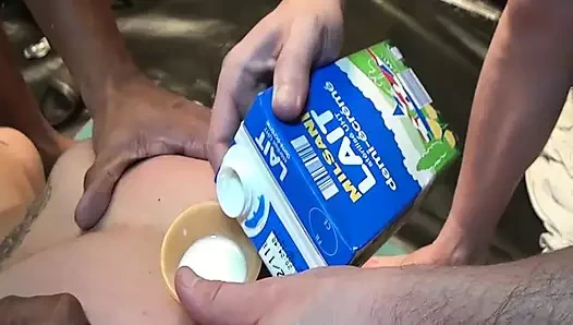 İtaatkar bir şekilde sikilen büyük sürtüklerin grup seksi