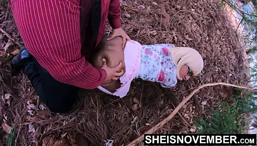 Üvey kız kirli dizler kahrolası için üvey içinde çimen açık havada