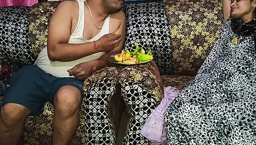 Bhabhi Ne Elektrik Adamı Ko Khurbuja Khlya Xvideo Romantizmi