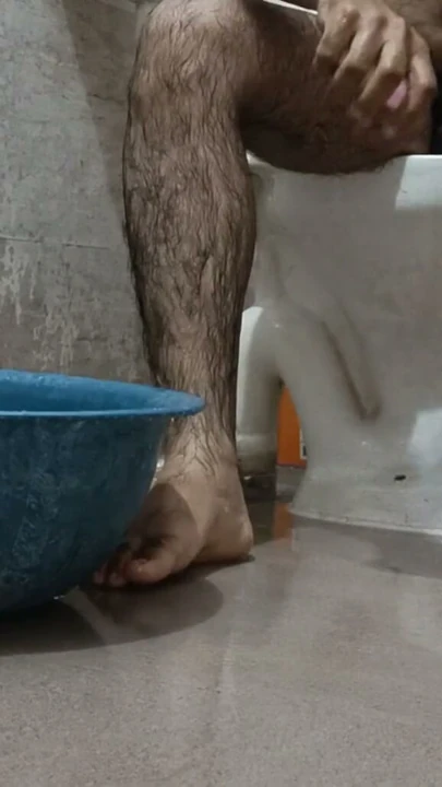 Çıplak banyo yapıyor eğlencesi başka bir şey | Klip 2