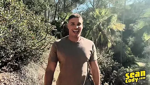 Alex evin içine doğru giderken lavabo kaslarını ve yakışıklı gülümsemesini gösteriyor - sean cody