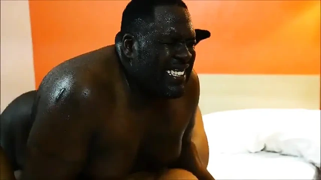 Bay Starr 18 yaşındaki iri güzel kadınla sikişiyor