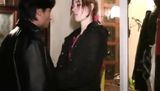 Mathilde'in sikişmek için acil bir dürtüsü var!