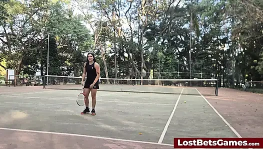 Rafaela ve Igor striptiz tenisi maçını dışarıda yapıyor