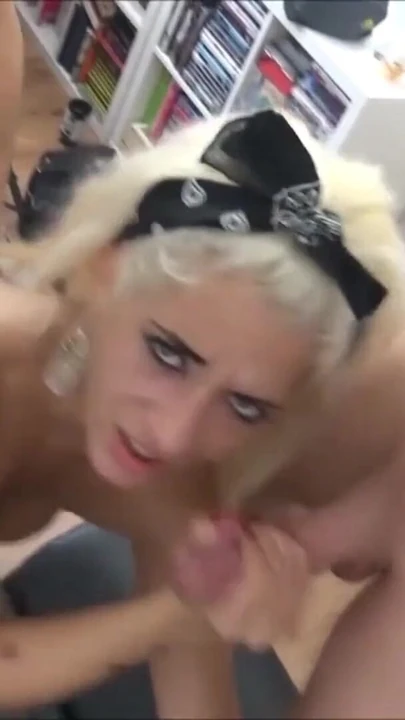 "Gerçek Türk genç kız iki Alman adam tarafından sikişmek için baştan çıkar" den güçlü an