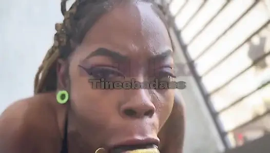 Manzaranın Tadını Çıkarıyor