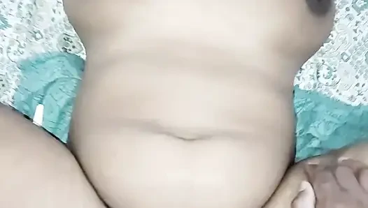 Pencaplı komşu yeni evli Sardarni evinde kimse yokken sikiliyor.