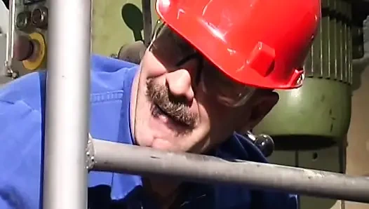 Tamirci dükkanında azgın sarışın Alman kaltakla işiyor