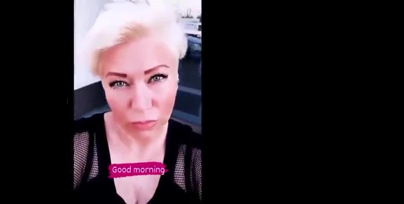 Olgun sürtük kaltağımdan yüksek sesle sallayarak üç orgazm