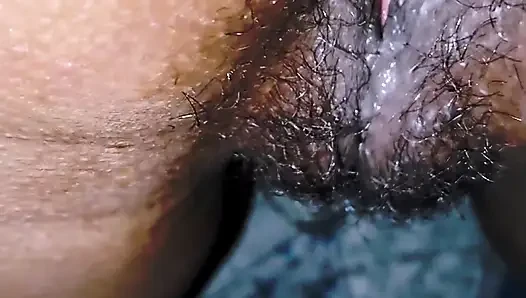 Elini karısının amına soktu ve amcığı patladı.