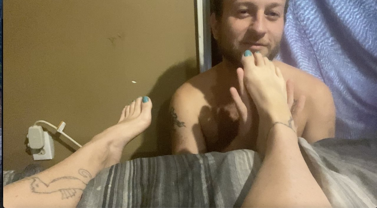 Babyybutt losyon ile derin doku ayak masajı alır, ayak işi oyunu ile