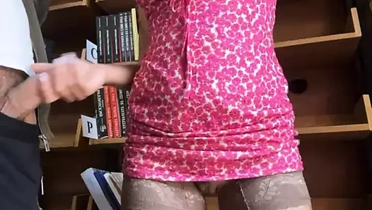 Kütüphanedeki genç İtalyan yapay penis ve anal tıkaç kullanıyor