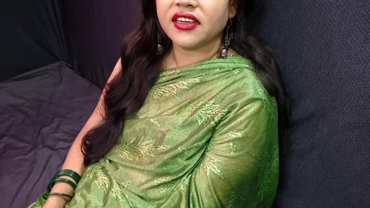 Ereksiyon halindeki yarağı görünce üvey kardeşinin amından su çıkmaya başladı ve şehvet içinde boğularak yalamalara başladı